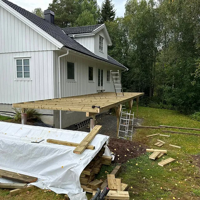 Oppbygging av terrasse i Sarpsborg. Med takoverbygg. 