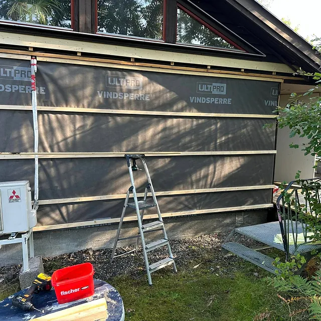 Etterisolert 5 cm og ny kledning hos kunde.